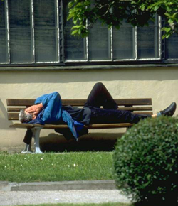 Hombre tumbado en un banco